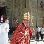 Bp Roman Pindel przed bielską katedrą św. Mikołaja.