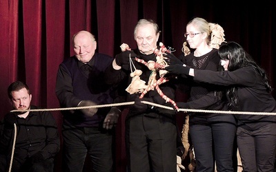 Grupa Teatr Grodzki Junior w spektaklu  „Po drodze…”.