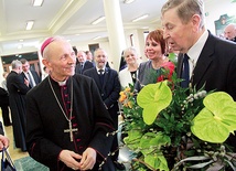 ▲	Po akademii z życzeniami do bp. Władysława przyszło wiele osób.