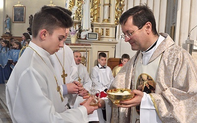 ▲	Dary ofiarne składają w imieniu pielgrzymów lektorzy.