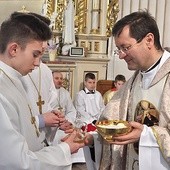 ▲	Dary ofiarne składają w imieniu pielgrzymów lektorzy.