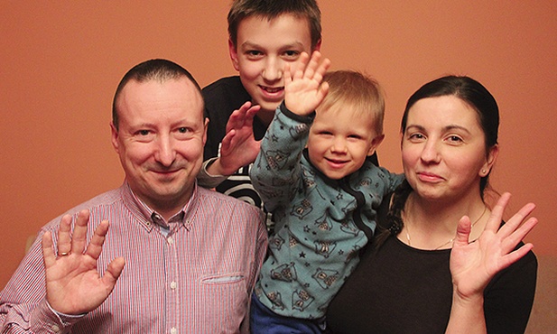 Magda i Andrzej są małżeństwem od 17 lat, mają dwóch synów: Grzegorza i Aleksandra, formują się w Domowym Kościele, posługują także jako doradcy życia rodzinnego w parafii pw. Podwyższenia Krzyża Świętego w Zielonej Górze.