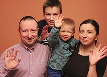 Magda i Andrzej są małżeństwem od 17 lat, mają dwóch synów: Grzegorza i Aleksandra, formują się w Domowym Kościele, posługują także jako doradcy życia rodzinnego w parafii pw. Podwyższenia Krzyża Świętego w Zielonej Górze.