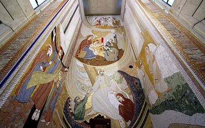 Mozaiki Rupnika w prezbiterium sanktuarium św. Jana Pawła II w Krakowie.