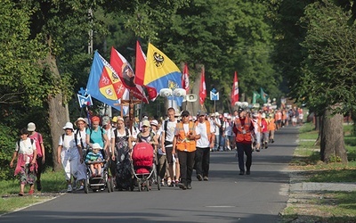 Z daleka widoczny herb diecezji legnickiej wskazuje, kto idzie  na Jasną Górę.