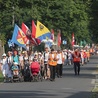 Z daleka widoczny herb diecezji legnickiej wskazuje, kto idzie  na Jasną Górę.