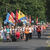 Z daleka widoczny herb diecezji legnickiej wskazuje, kto idzie  na Jasną Górę.