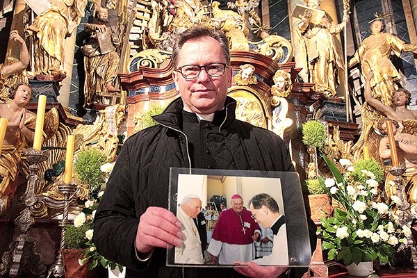 Ks. Andrzej Jarosiewicz towarzyszył biskupowi Tadeuszowi Rybakowi praktycznie od początku istnienia diecezji legnickiej.