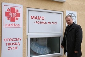 Ks. Robert Kowalski mówi, że dołoży starań, by z oknem nic się nie stało.