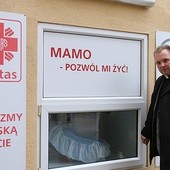 Ks. Robert Kowalski mówi, że dołoży starań, by z oknem nic się nie stało.