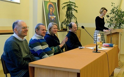 Gości z Lublina, Nysy i Warszawy oraz uczestników wita liderka Paulina Sołśnia.