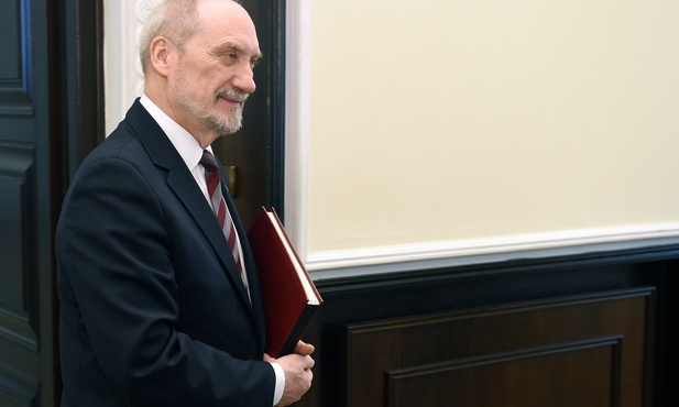 Co Macierewicz zarzuca Tuskowi?