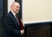 Co Macierewicz zarzuca Tuskowi?