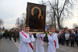 Obraz dźwigają na ramionach lektorzy. Tu za ikoną podążali żołnierze