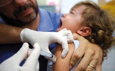 Dziewczynka otrzymuje szczepionkę przeciwko żółtej febrze. Brazylijskie władze potwierdziły ostatnio przypadek zgonu z powodu tej choroby. 16.03.2017 Rio de Janeiro Brazylia