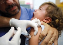 Dziewczynka otrzymuje szczepionkę przeciwko żółtej febrze. Brazylijskie władze potwierdziły ostatnio przypadek zgonu z powodu tej choroby. 16.03.2017 Rio de Janeiro Brazylia