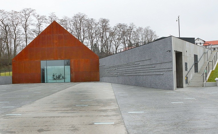 Wejście do muzeum oraz Ściana Pamięci z nazwiskami Polaków z Podkarpacia ratujących Żydów.