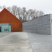 Wejście do muzeum oraz Ściana Pamięci z nazwiskami Polaków z Podkarpacia ratujących Żydów.
