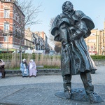 Czy kobiety odpoczywające na ławce wiedzą, kim był Puszkin, którego uwieczniono na pomniku?