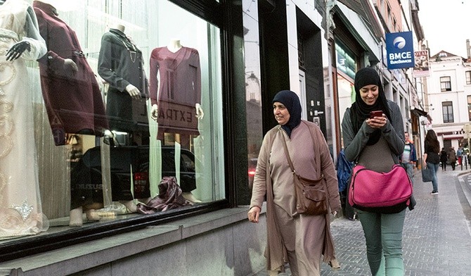 W centrum Molenbeek trudno znaleźć kobietę, która chodziłaby z odsłoniętą głową.