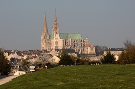Francja: pielgrzymka studentów do Chartres zawieszona