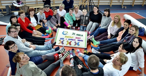 Uczestnicy spotkania integracyjnego w Specjalnym Ośrodku Szkolno-Wychowawczym w Płońsku założyli kolorowe skarpetki w geście solidarności