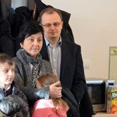 Pan Marek Kośny wraz z małżonką i dziećmi. 