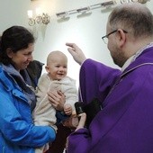 Po Mszy św. ks. Przemysław Sawa błogosławił wszystkie maluchy
