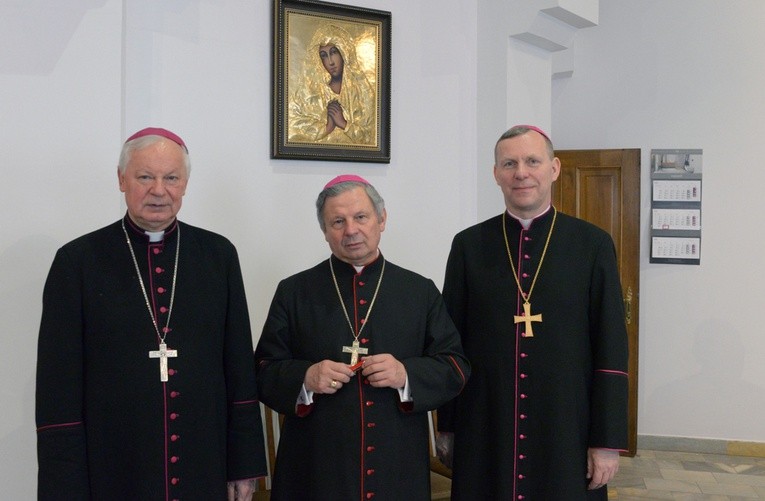 Pasterze Kościoła radomskiego. Od lewej: bp Adam Odzimek, ordynariusz bp Henryk Tomasik i bp Piotr Turzyński