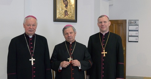 Pasterze Kościoła radomskiego. Od lewej: bp Adam Odzimek, ordynariusz bp Henryk Tomasik i bp Piotr Turzyński