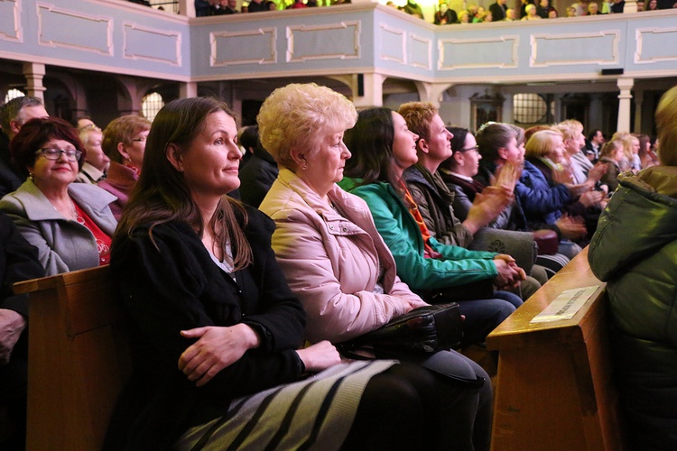 Koncert Mietka Szcześniaka w Miliczu