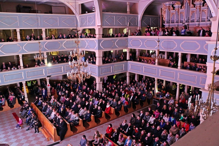 Koncert Mietka Szcześniaka w Miliczu