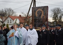 W procesji do świątyni ikonę nieśli strażacy