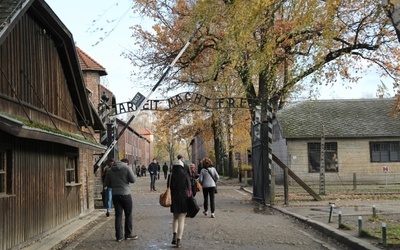Do incydentu doszło przy głównej bramie obozu Auschwitz