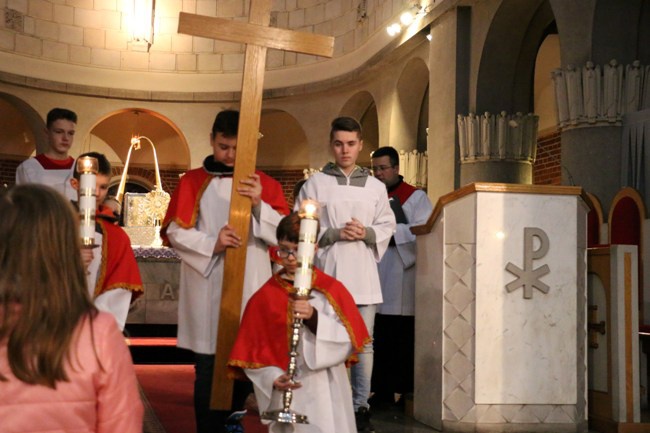 Całodoba adoracja w radomskiej parafii  św. Teresy