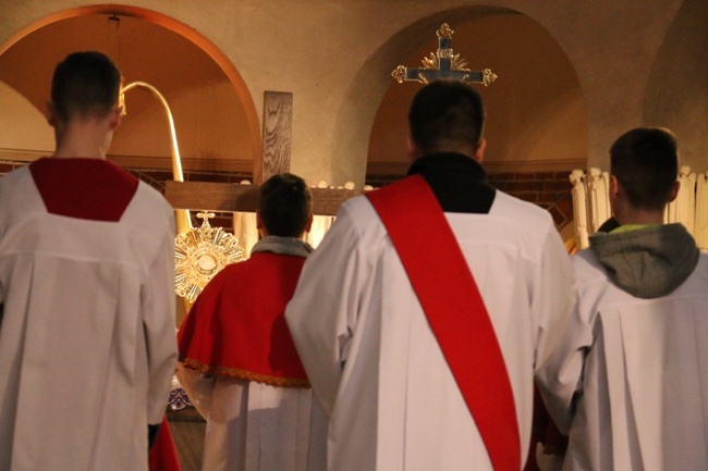 Całodoba adoracja w radomskiej parafii  św. Teresy