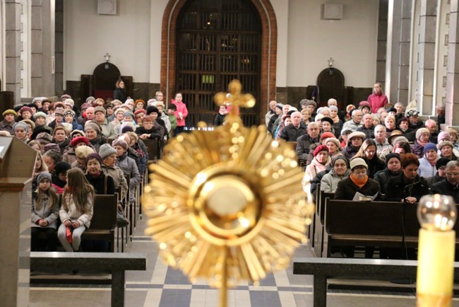 Całodoba adoracja w radomskiej parafii  św. Teresy