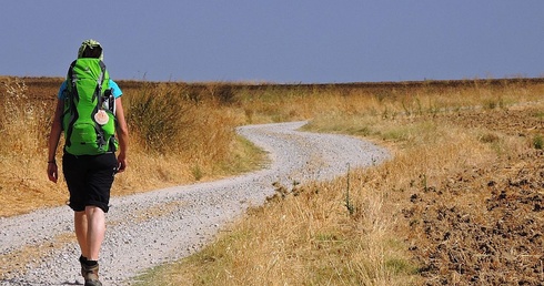 Co roku na szlaki Camino wyruszają tysiące pielgrzymów. Na zdjęciu: jeden z odcinków z Toledo