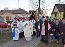 Procesja z obrazem zbliża się do świątyni. Przed ikoną bp Józef Zawitkowski i niosący ewangeliarz ks. Stanisław Pakieła