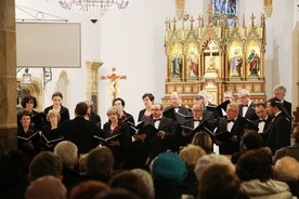 Chór ze Strumian wykonał dostojne pieśni pasyjne w gotyckim kościele w Puńcowie