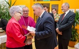 Mama ks. Węgrzyna przyjmuje medal prezydenta RP