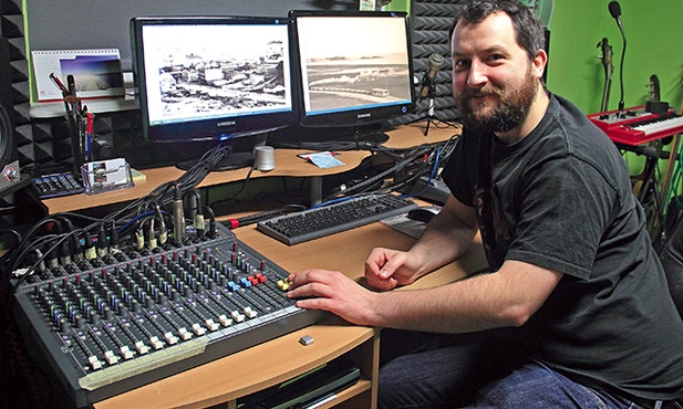 Michał od urodzenia mieszka w Gdyni. Łączy pasję do muzyki z miłością do historii miasta