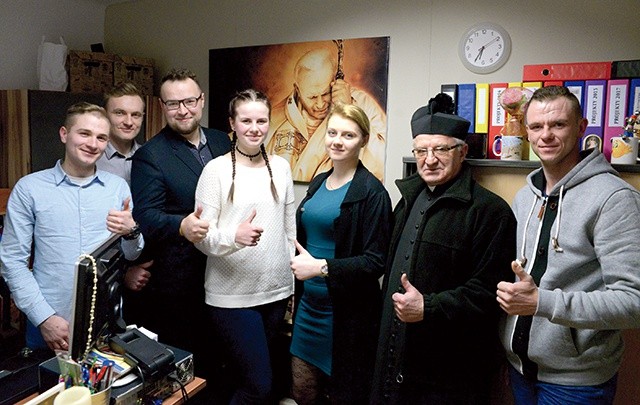 – Jest dobrze, a będzie lepiej – zapewniają liderzy Strefy JP2.  Od lewej: Emil Szyszka, Marek Staniek, Przemysław Duda, Maria Kloch, Sylwia Głogowska, ks. Adam Radzimirski i Damian Czyżewski.