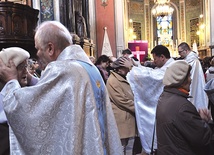 ▲	Każdego dnia liturgia w katedrze kończyła się modlitwą umocnienia w chorobie i nałożeniem rąk.