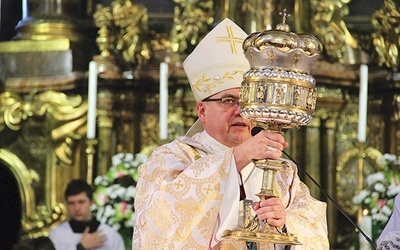 ▲	Na zakończenie Eucharystii biskup Jacek udzielił zebranym błogosławieństwa relikwiami patronki Śląska św. Jadwigi.