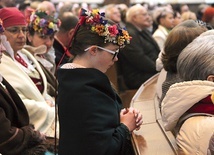 ▲	Na Mszy w niedzielę 26 marca w archikatedrze obecni byli też Ślązacy w regionalnych strojach. 