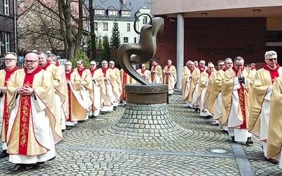 ▼	Procesja z Centrum Edukacyjnego im. Jana Pawła II do gliwickiej katedry.