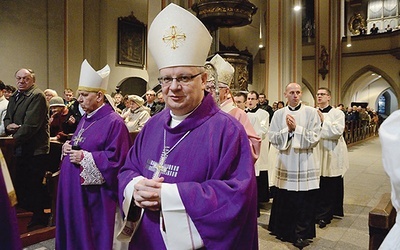▲	Biskupi na dziękczynnej Mszy św. w opolskiej katedrze.