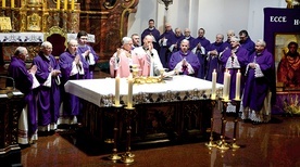 ▲	Mszy św. katedrze opolskiej przewodniczył metropolita abp Wiktor Skworc.