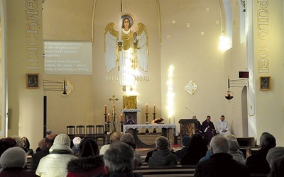 ▲	Treść psalmów wyświetlana jest  na ekranie.